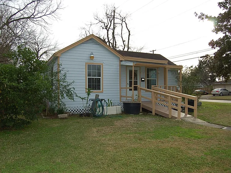 7304 Kinney St — Photo 3