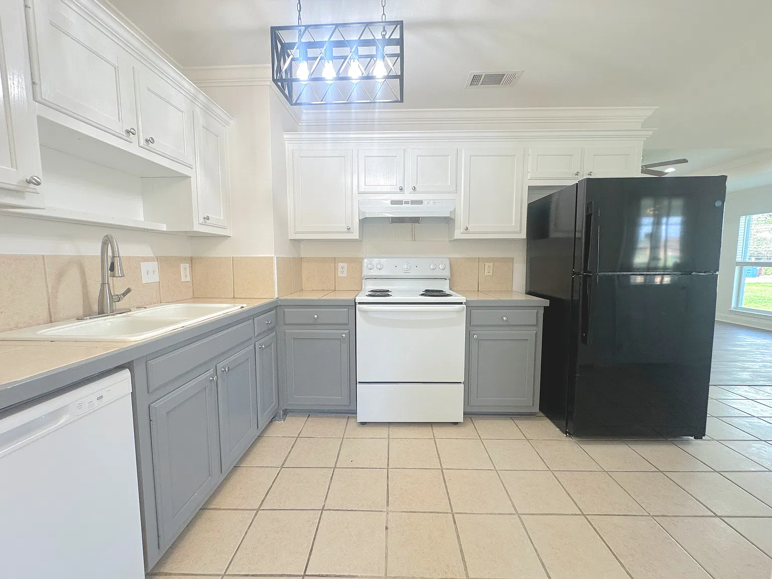 3 bed, 1406 sqft, $1,675 — Photo 2
