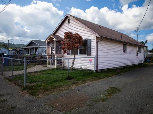 338 N 9th St, Reedsport, OR 97467