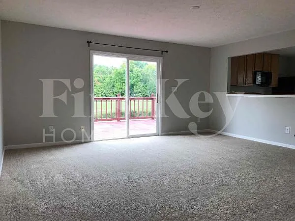3 bed, 2.5 bath, 1550 sqft, $1,555 — Photo 2