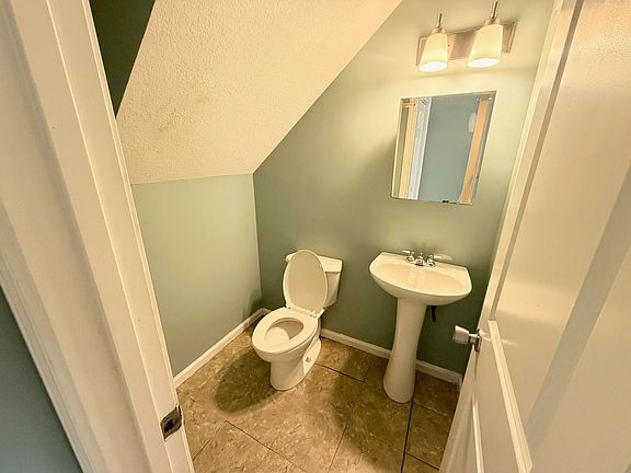 5th image of 706 Crescent Dr #A