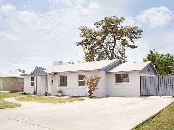 RV gate with slab behind