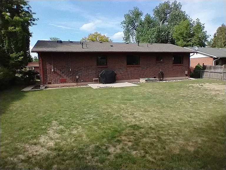 1909 Springfield Dr — Photo 2