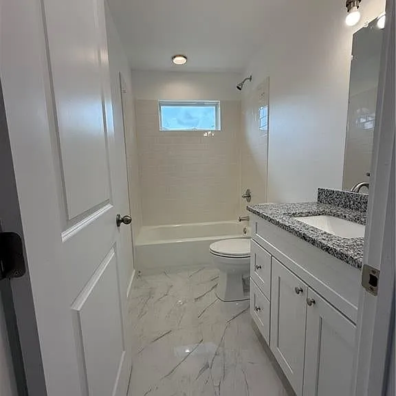 717 N Woodlawn Ave — Photo 6