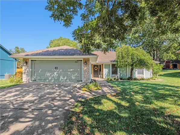 207 SE Circleview Dr, Lees Summit, MO 64063