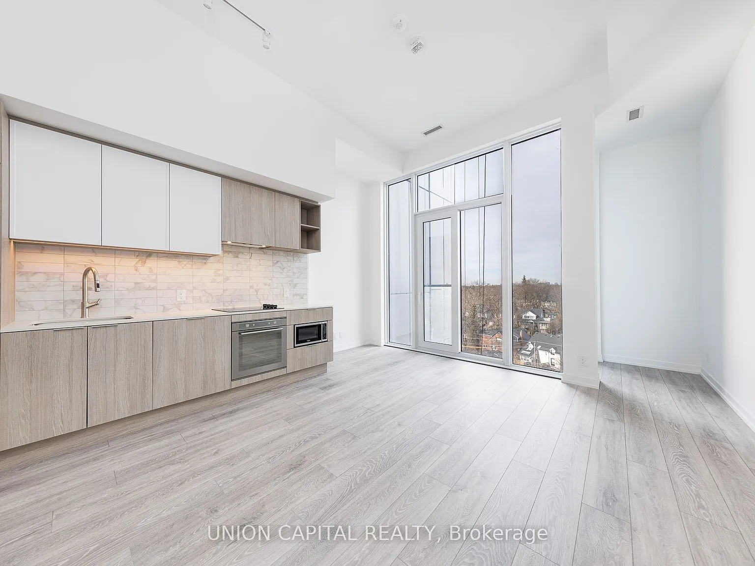 2020 Bathurst St — Photo 4
