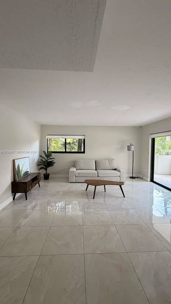 Orduna Court Condo — Photo 2