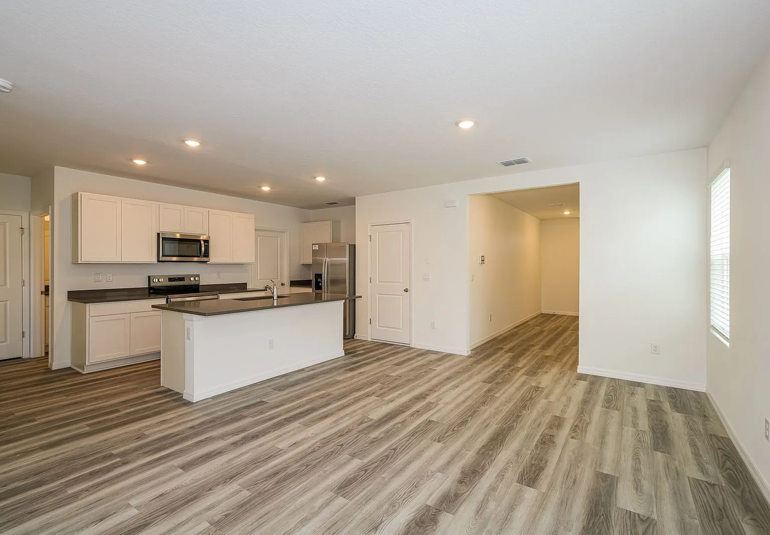 5 bed, 3.0 bath, 2453 sqft, $2,500 — Photo 3
