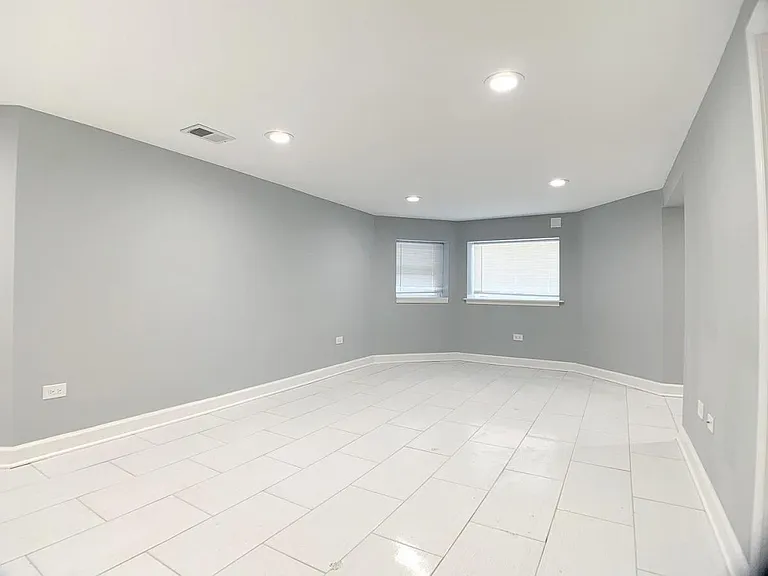 2327 N Harding Ave #G — Photo 4