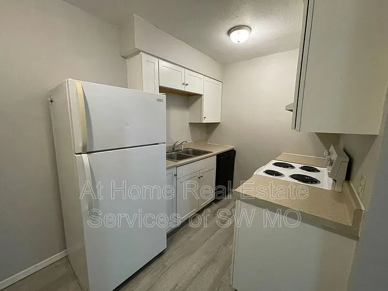 900 S Crutcher Ave #3