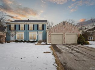 1254 Kings Cove Dr E, Rochester, MI 48306