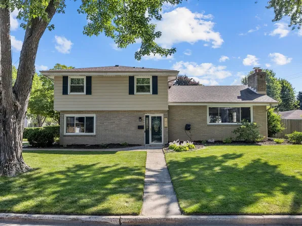 1420 S Riverdale Dr, Appleton, WI 54914