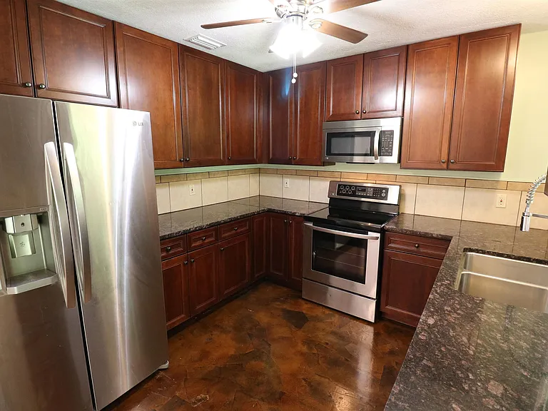 4225 Oak Ln — Photo 3