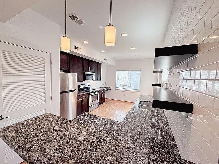 200 W 11th St #B — Photo 9