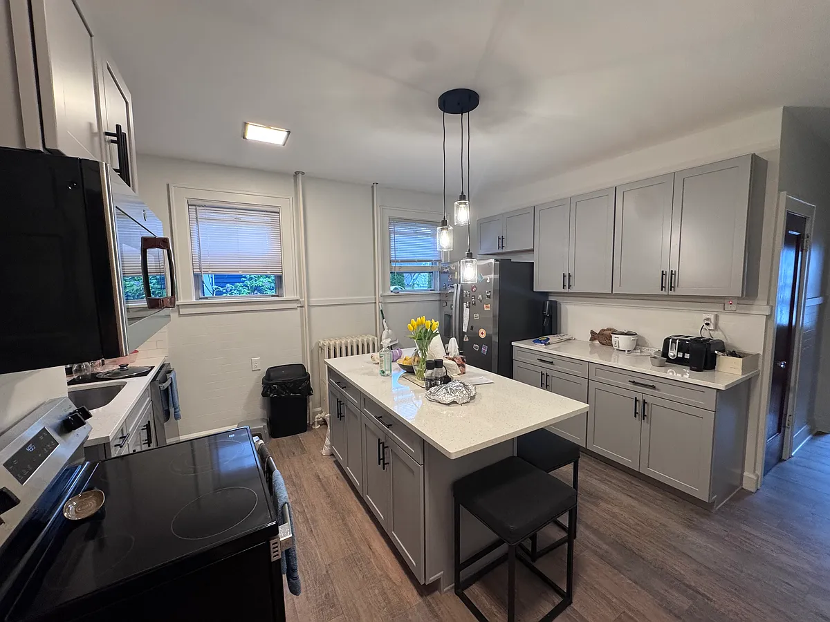 Building Photo - 12 Oakwood St #2