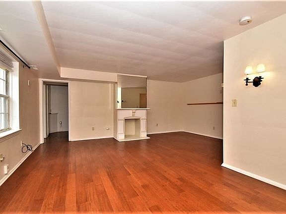 4th image of 19406 Van Aken Blvd APT 103