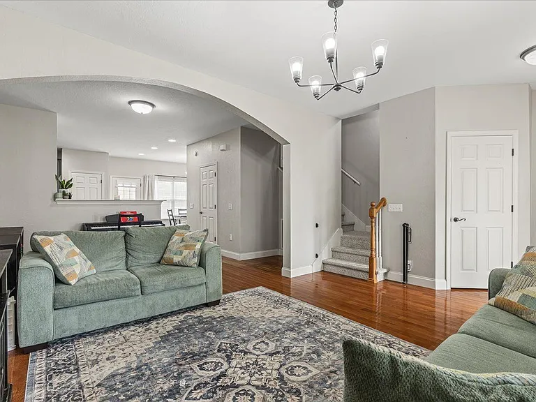 410 Ashbury Cir — Photo 6