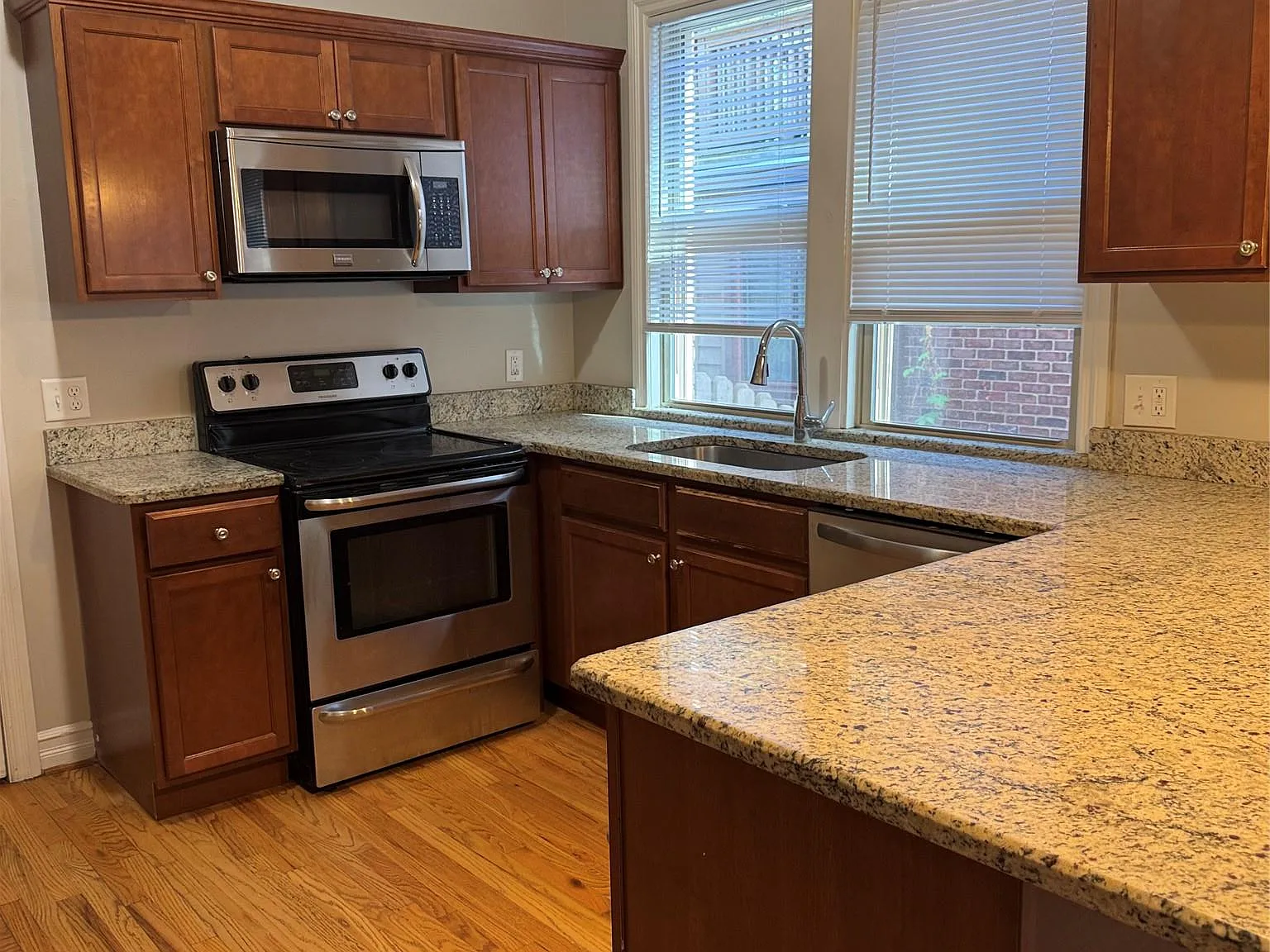 3 bed, 1.0 bath, 1100 sqft, $1,500 — Photo 3