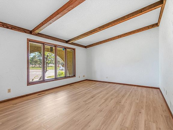 5th image of 316 Colleen Ave