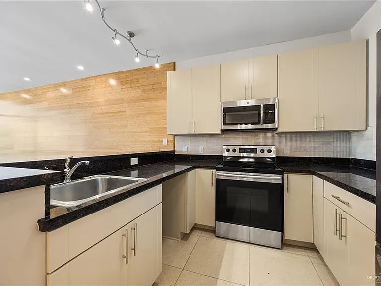 813 Travis St #408 — Photo 8