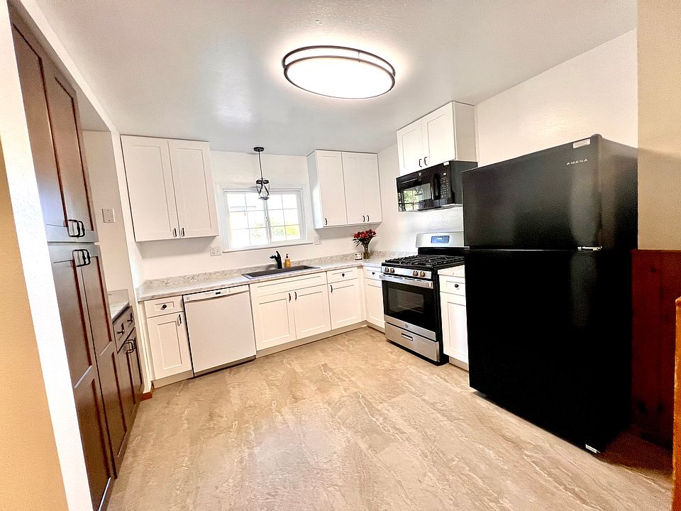 Bright new kitchen and appliances, extra large granite double sink, coffee bar area