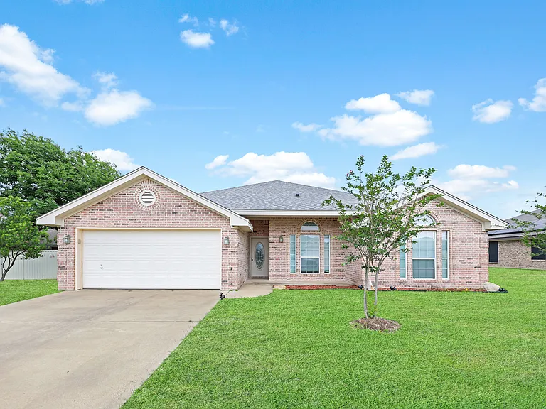 2806 Hydrangea Ave — Photo 3