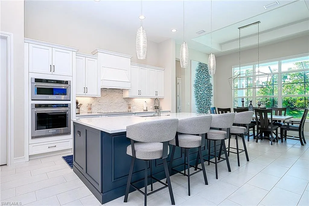 3 bed, 3.0 bath, 2704 sqft, $13,000 — Photo 2