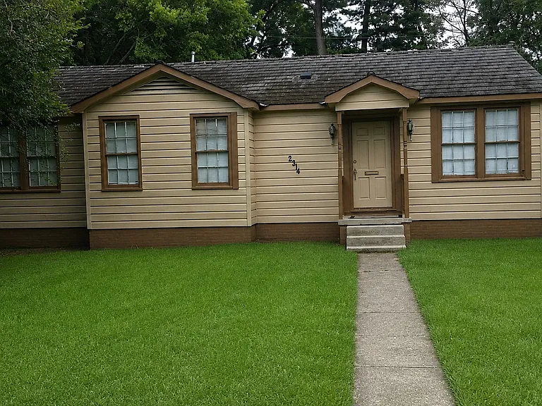 Rhodes Ave — Photo 1