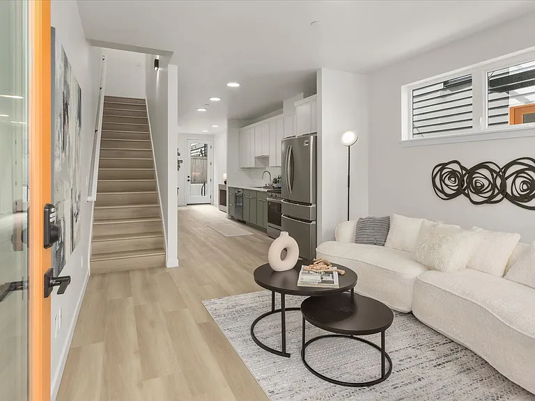255 E Louisa St — Photo 1