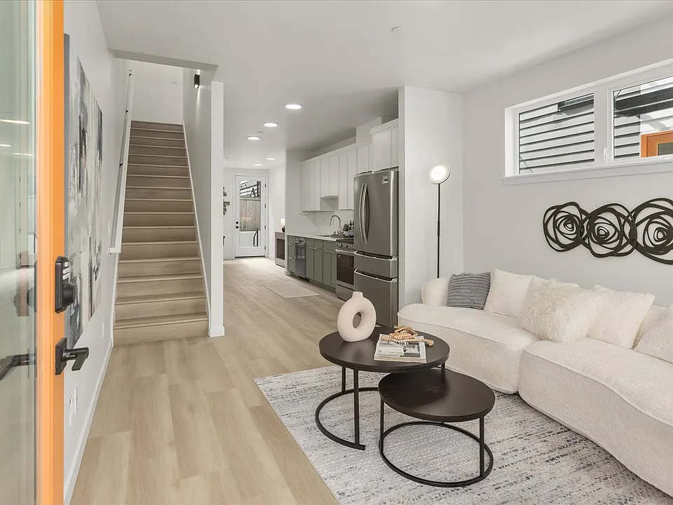 255 E Louisa St