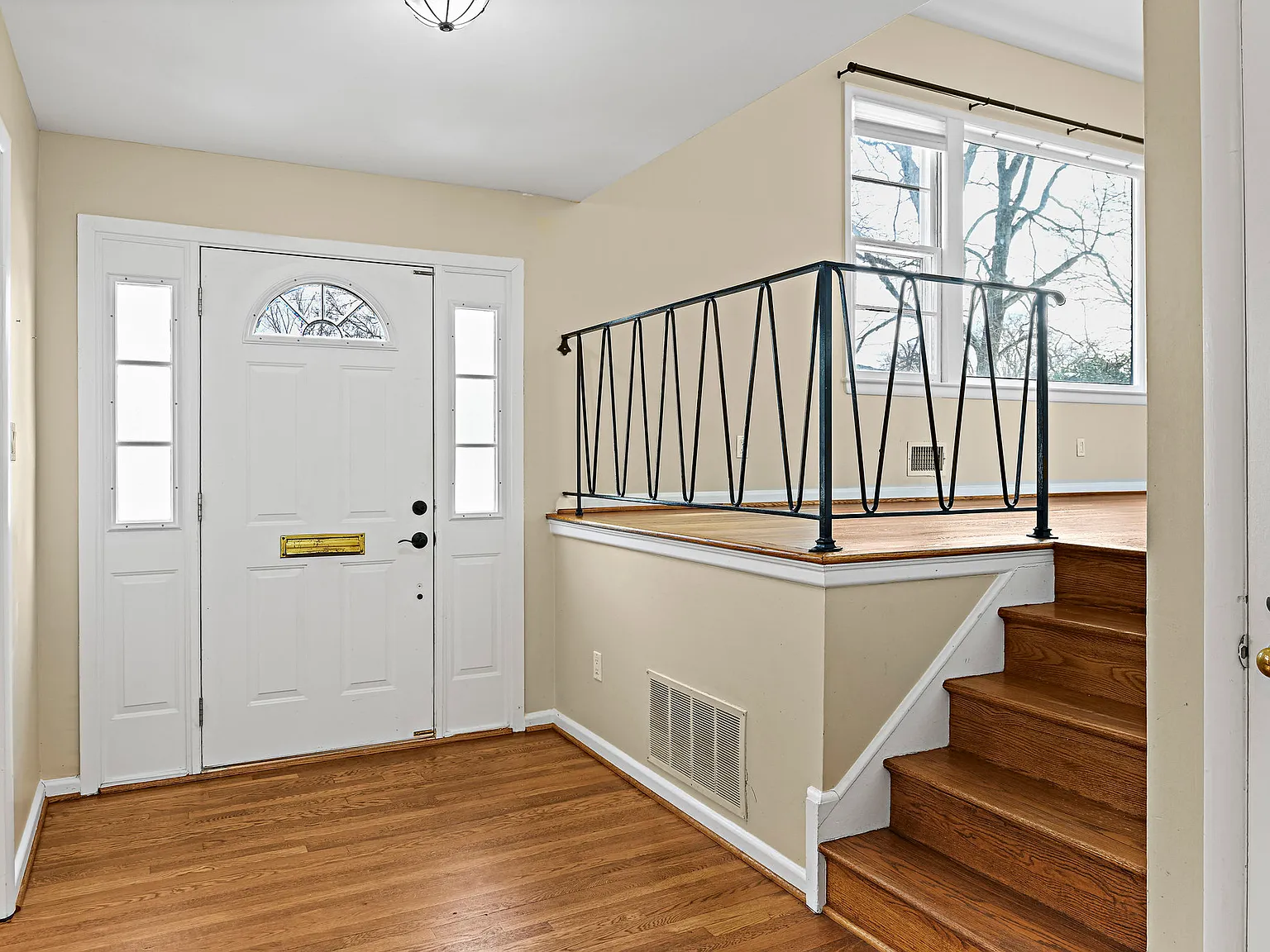 4 bed, 2.5 bath, 2404 sqft, $4,650 — Photo 3