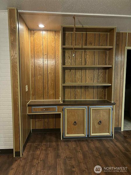 4th image of 402 W 6th Avenue