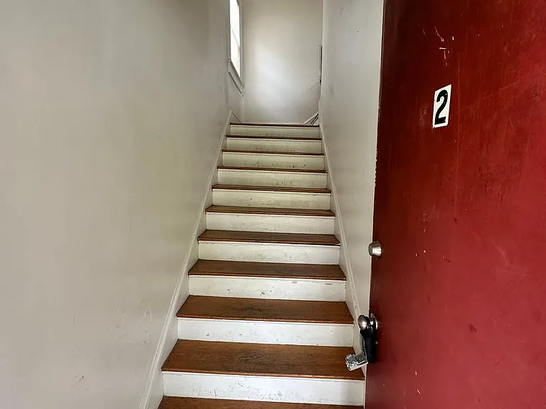 527 Maryland Ave — Photo 2