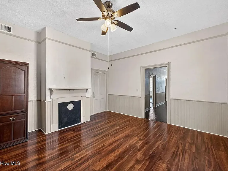1102 Phillips St — Photo 15