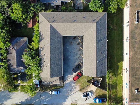 4th image of 2819 Berry St