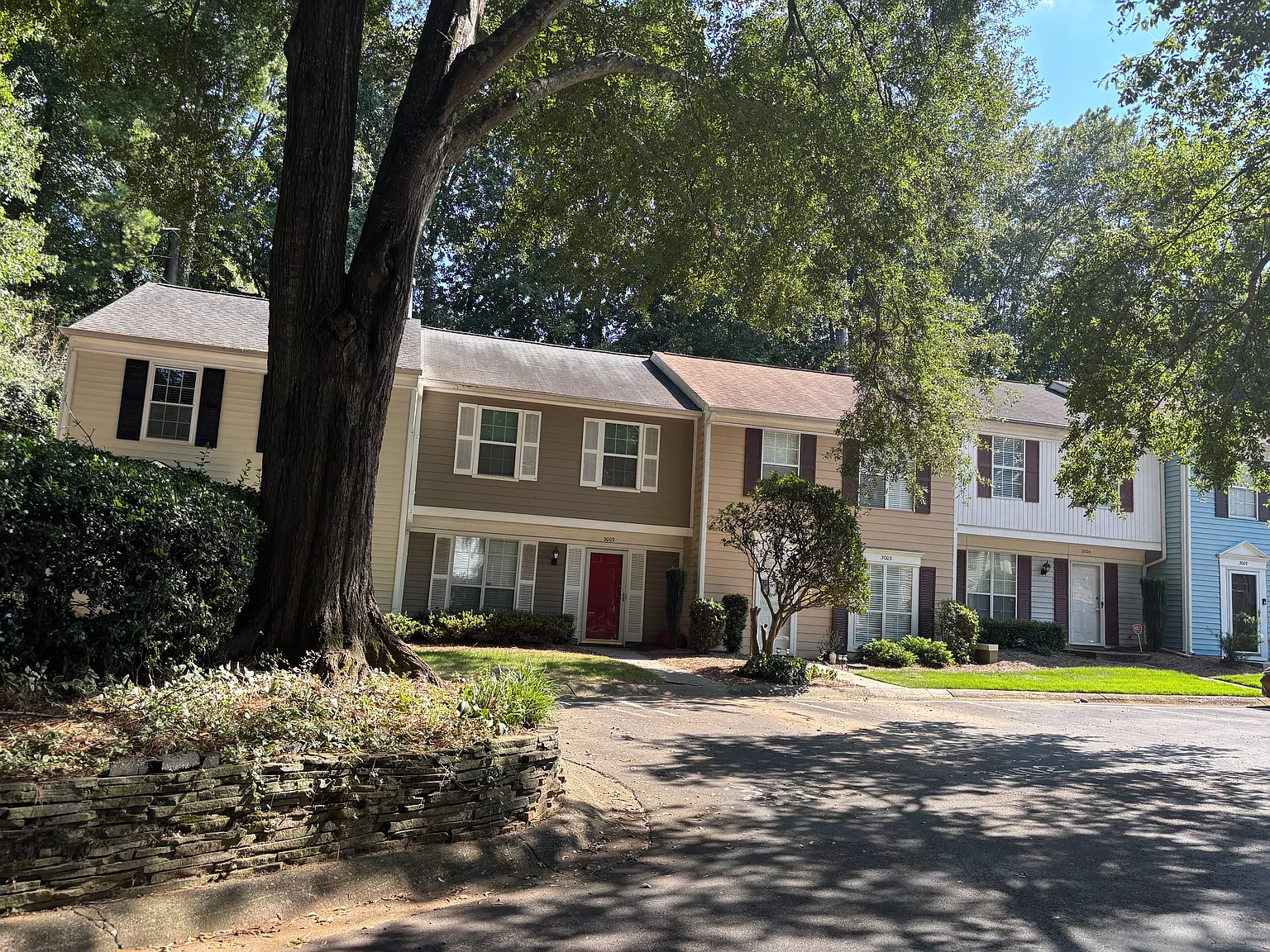 2 bed, 2.5 bath, 1200 sqft, $2,000 — Photo 2