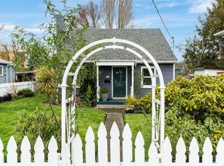 1570 Clawthorpe Ave, Victoria, BC V8T 2R7