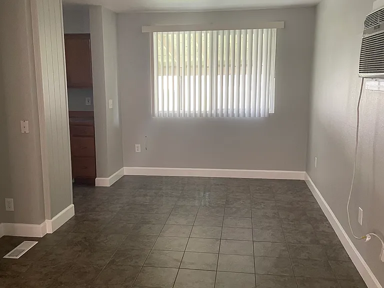 1427 Kimball Ave — Photo 7