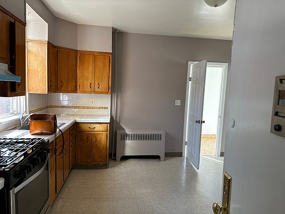 2nd image of 195 Oak St APT 2