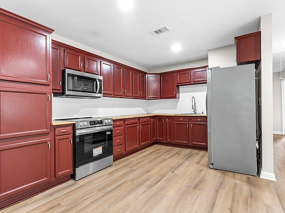 3rd image of 430 Riverside Ln