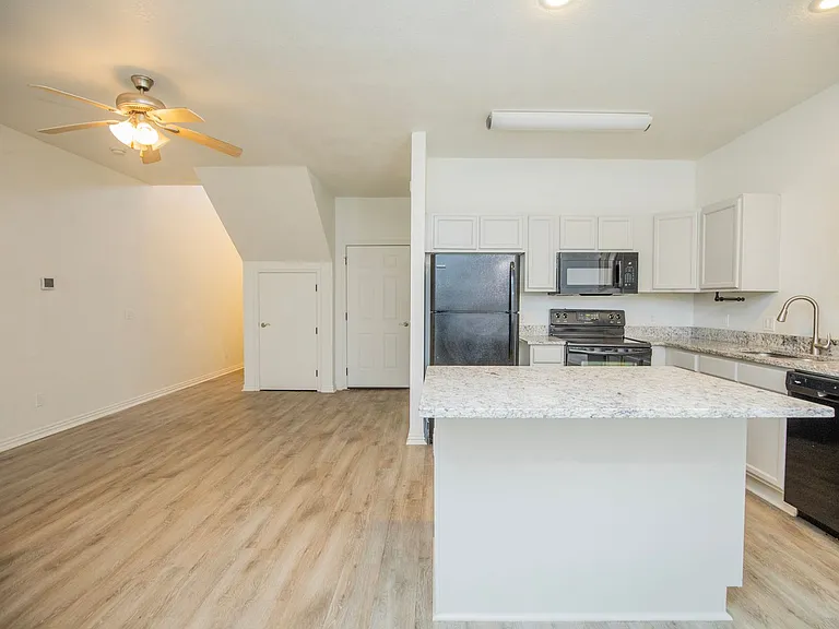 786 W Breeze Cv — Photo 6