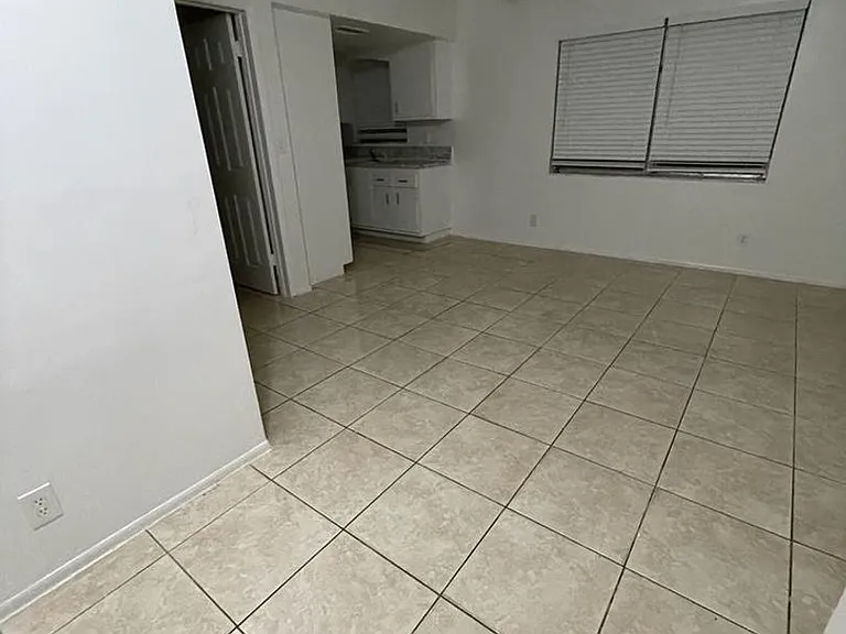 3498 NE 11 Ave — Photo 3