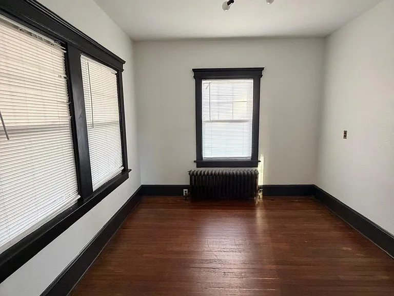 190 James St — Photo 10