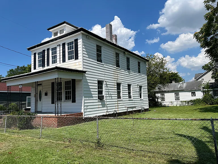 2401 Oak St — Photo 4