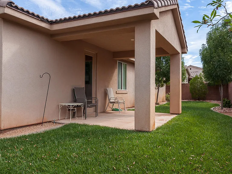 358 E Munich Dr — Photo 5