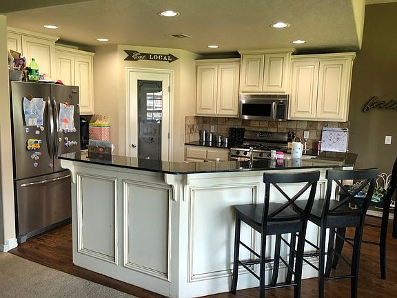 Kitchen with large island