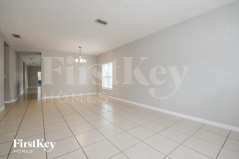 4 bed, 2.0 bath, 1972 sqft, $2,415 — Photo 4