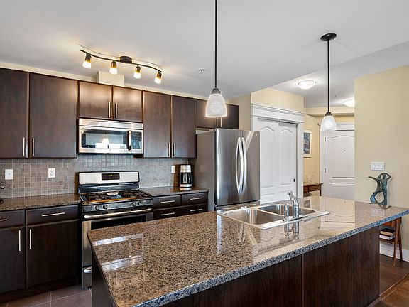 3rd image of 975 Victoria St W #606