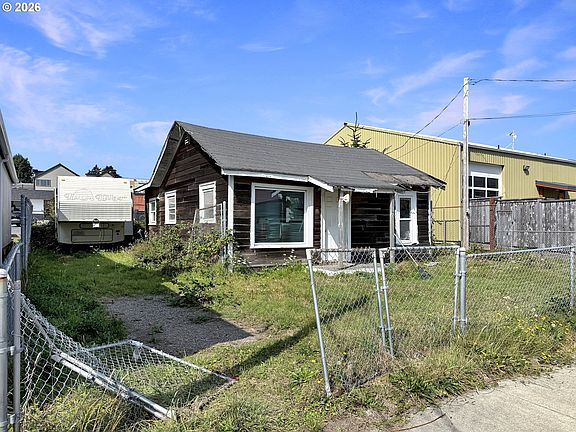 2nd image of 636 Hemlock St