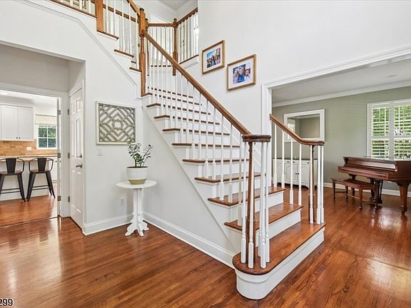 4th image of 7 Donna Ln